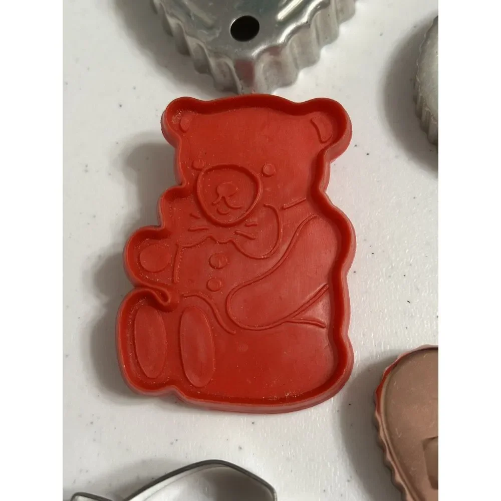 Vintage Cookie Cutter 36pc Lot Plastic Aluminum Mixed Shapes Snoopy Clifford‎